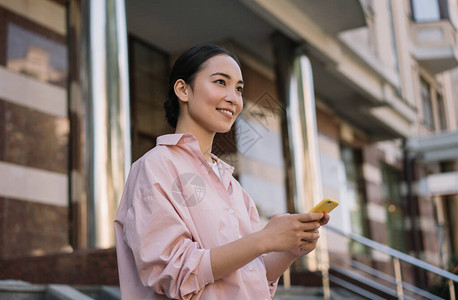 女人户外使用手机图片