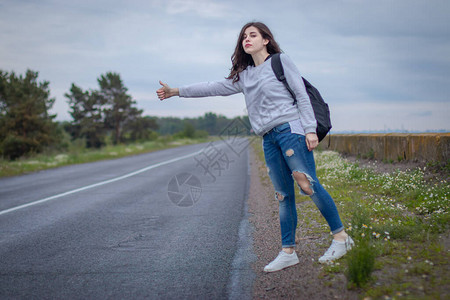 女人在路上赶车背景图片