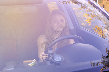 有吸引力的女孩坐在汽车户外夏天肖像图片