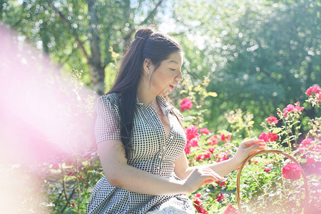 身穿时装服和黑丝袜的美女在炎热的夏季城市公图片