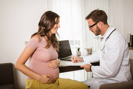 妇科医生和孕妇在医院会面图片