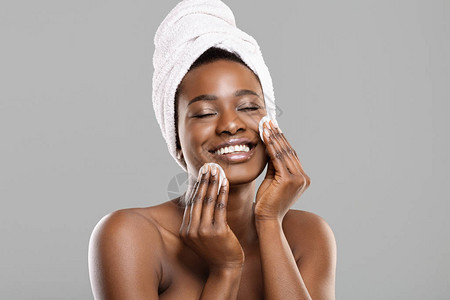 精美满意的非洲妇女用棉垫洗脸图片