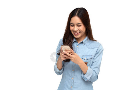 快乐的亚洲年轻女使用智能手机图片