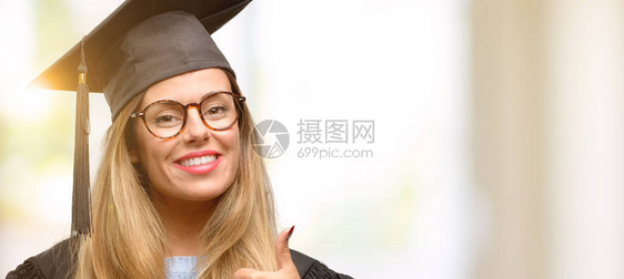 年轻女大学生研究生微笑地向摄影机举起手势表达喜欢和赞同的表情图片