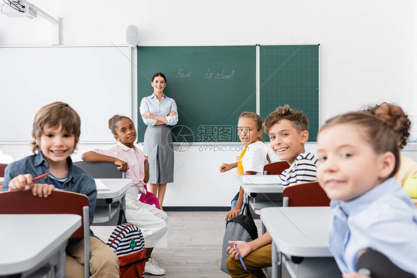 学生们在上课时用相机观看摄影机高清图片下载-正版图片504378254-摄图网