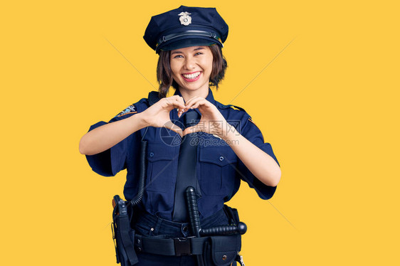穿着警察制服的年轻美女在爱情中微笑图片