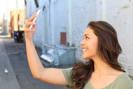 年轻女子用手机自拍图片