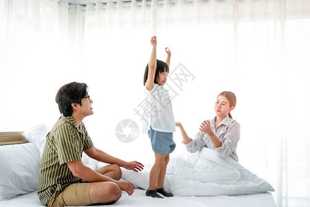 幸福的家庭在卧室里玩得开心图片