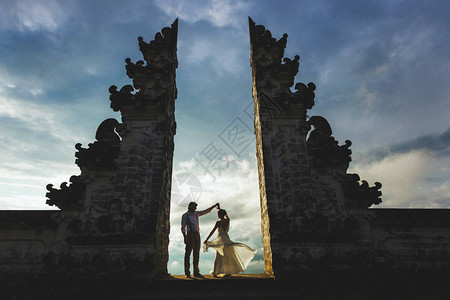 巴厘岛旅游概念巴厘岛著名的象征中的传统大门欢迎来到巴厘岛在日落图片