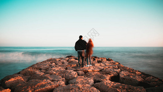 站在巴塞罗那西吉斯的石子码头上站立着一对模糊的年轻夫妇缓慢的百图片
