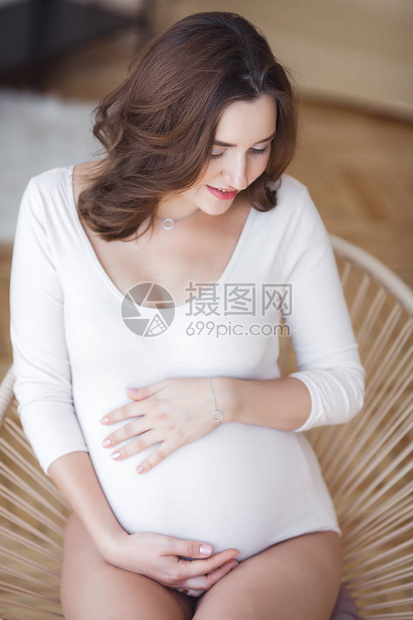 有魅力的年轻女人期待她的孩子出生美丽的孕妇在室图片