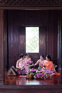 穿着泰国传统服装的泰国妇女图片