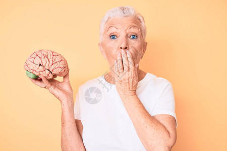 穿着蓝眼睛和灰头发的高级美女将大脑作为精神健康概念图片素材