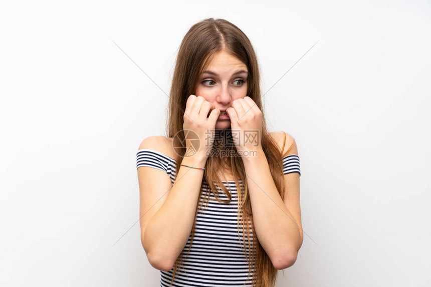 在孤立的白墙上长着发的年轻女子紧张不安高清图片下载-正版图片504381043-摄图网