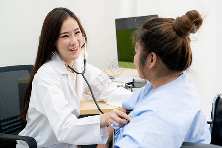 亚洲女医生在医院对胖女人进行检查图片