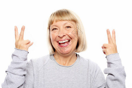 思想关注和人的概念微笑的老年女举起手图片