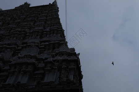 剪影印度教寺庙中塔的美丽景色图片