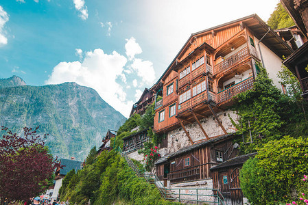 在悬崖边缘的建筑夏季时空HallstatAustri背景图片