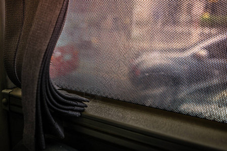 公共汽车上窗户的照片车门外有百叶窗图片