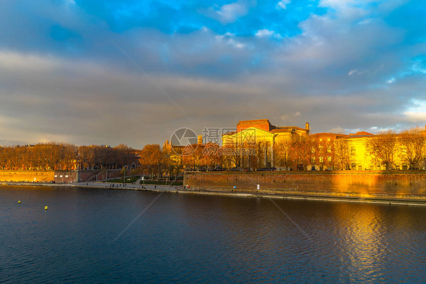 图卢兹主场迎战斯特拉斯堡 法甲焦点战直播全程呈现