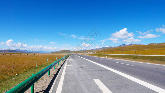 青海蓝天公路美景图片