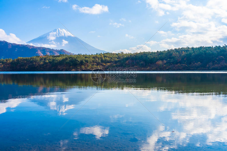日本Yamarashi湖周围的山地风景美丽高清图片下载正版图片504384319摄图网