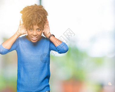 美丽的年轻非洲裔美国女人在孤立的背景下试图听到双手放在耳朵上的手势图片