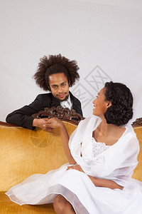 黑人情侣坐在一图片
