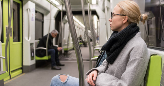 美少女在几乎空旷的公共地铁列车上行驶的肖像图片