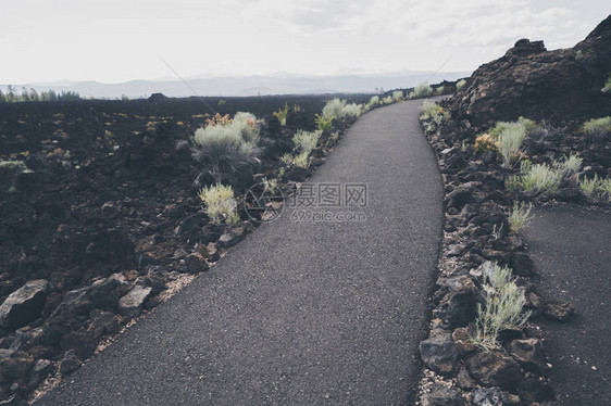 纽伯里火山纪念碑莫滕土地的LavaLandsStroil中铺设的图片