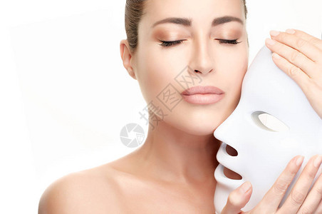 抗衰老概念带LED面具的健康皮肤女人在家进行水疗品质的皮肤护理皮肤再生疗法面膜孤立在白图片