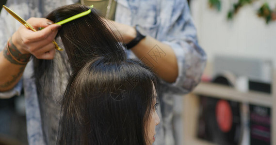 女人去沙龙做头发护理图片