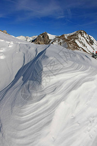 背景为美丽的雪山风景的风景照图片