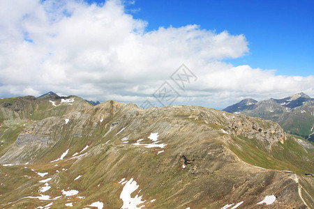 美丽的山景与白雪皑的山峰的风景拍摄图片