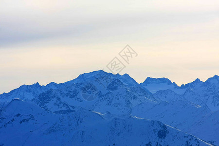 以美丽的雪山风景为背景拍摄图片