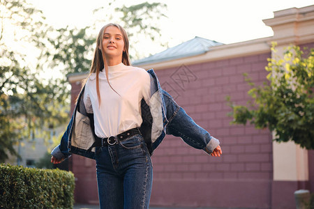 穿着戴尼姆夹克的有吸引力的没有护理色彩的时髦女孩梦想着在室图片