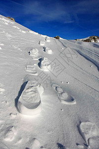 雪山地表的冰雪山脉足迹为背图片