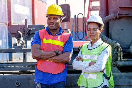 物流快递素材非洲工人男女站在货运区大拖拉机前背景