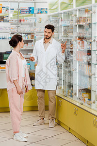 药剂师持有药品将药店展品指向图片