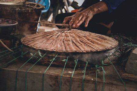 越南NhonHoa水稻纸村传统BanhThrang或米纸制作既是一种生计图片