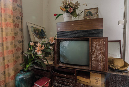 旧模具电视机房子图片