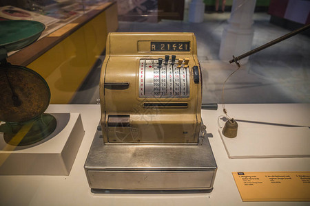 在新加坡博物馆举办的一个旧式现金登记图片