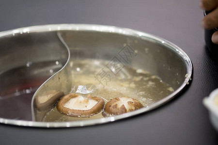 热锅自助餐黑汤和蘑菇汤图片