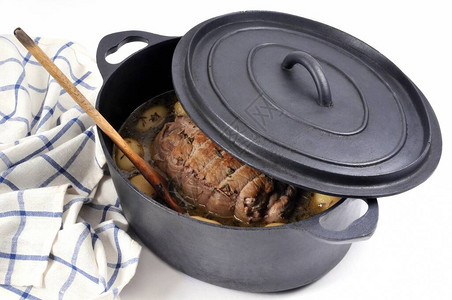 烤牛肉和土豆在铸铁锅炉菜中煮熟的烧烤牛肉图片