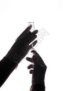 医生将疫苗放入注射器技术人员手中的玻璃瓶一个装有治愈药的瓶子图片