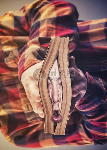 人的脸被一本书压碎了图片