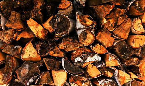 木堆中劈叠的柴火棕色木质纹理和背景为冬天准备的柴堆图片