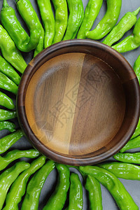 绿石道胡椒在圆圈里中间有一个空木碗图片