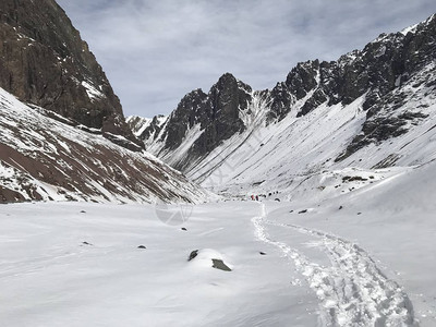 智利山雪和山谷景观图片