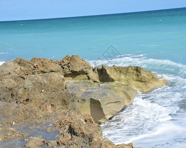 沙滩上的沙子和岩石以图片